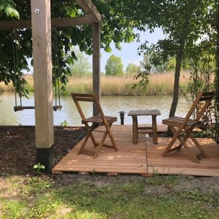 Vila Gezellige Pipo Met Grote Schommel Aan Het Water Medemblik Exteriér fotografie