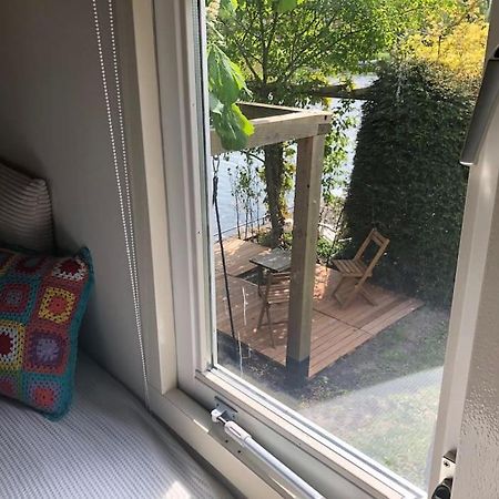 Vila Gezellige Pipo Met Grote Schommel Aan Het Water Medemblik Exteriér fotografie