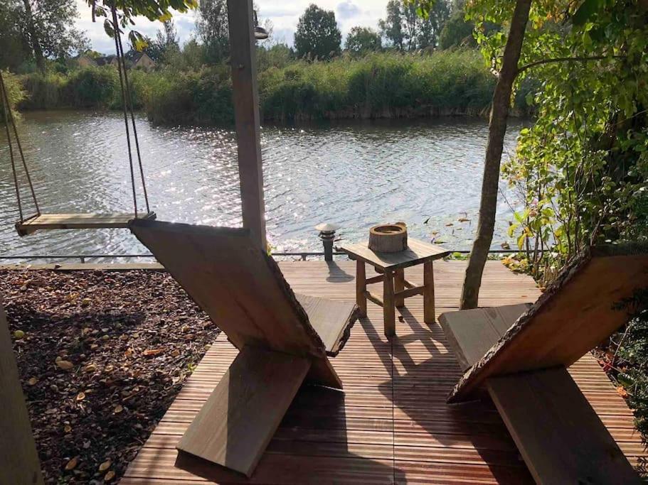 Vila Gezellige Pipo Met Grote Schommel Aan Het Water Medemblik Exteriér fotografie