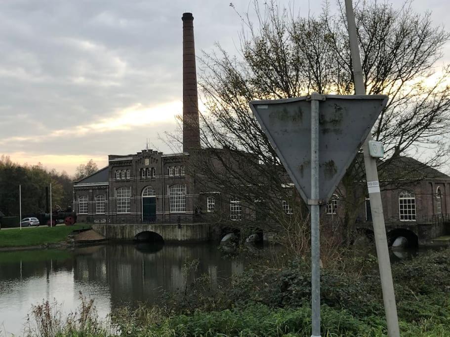 Vila Gezellige Pipo Met Grote Schommel Aan Het Water Medemblik Exteriér fotografie