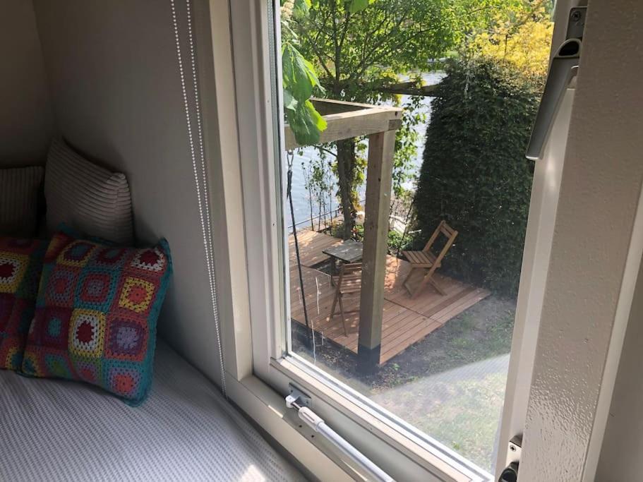Vila Gezellige Pipo Met Grote Schommel Aan Het Water Medemblik Exteriér fotografie
