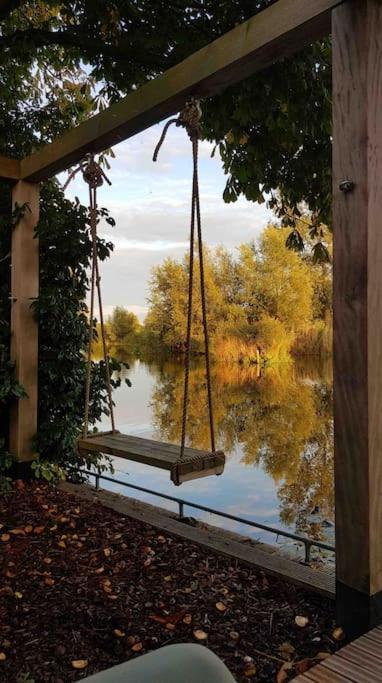 Vila Gezellige Pipo Met Grote Schommel Aan Het Water Medemblik Exteriér fotografie