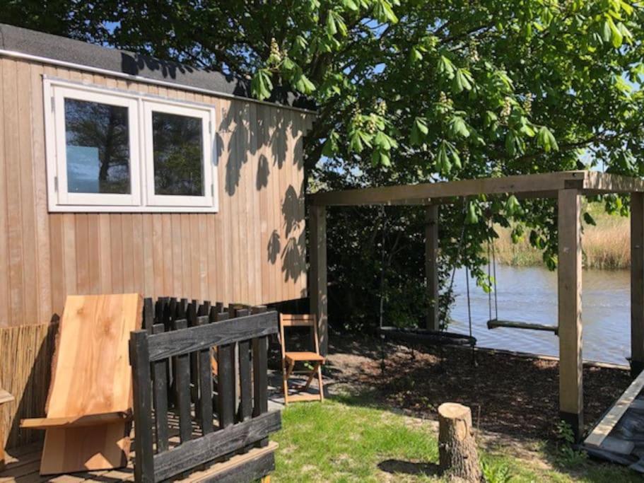 Vila Gezellige Pipo Met Grote Schommel Aan Het Water Medemblik Exteriér fotografie