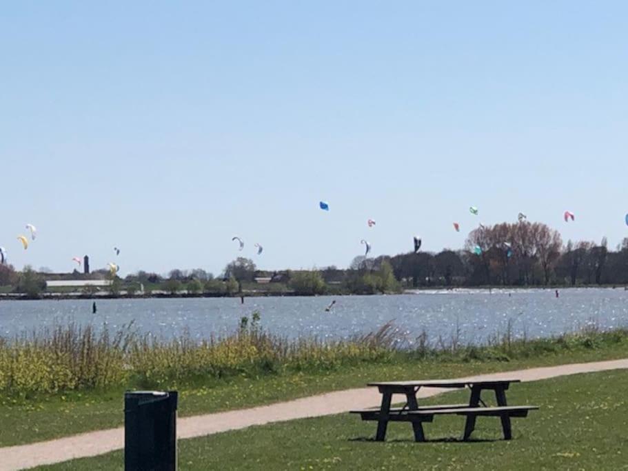 Vila Gezellige Pipo Met Grote Schommel Aan Het Water Medemblik Exteriér fotografie