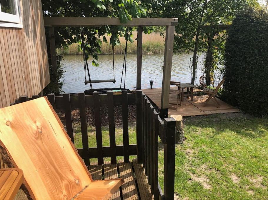 Vila Gezellige Pipo Met Grote Schommel Aan Het Water Medemblik Exteriér fotografie