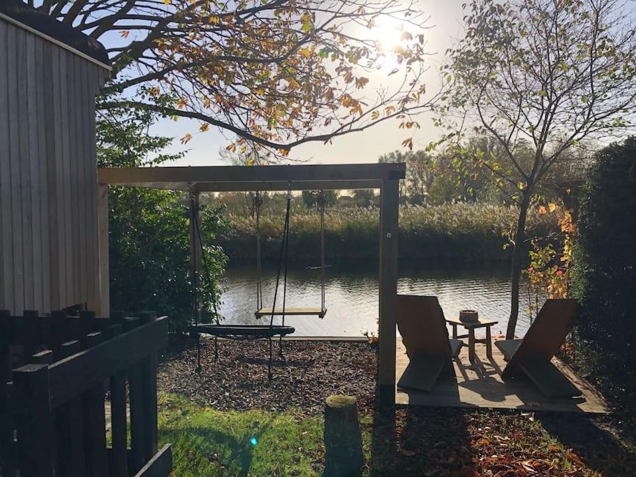 Vila Gezellige Pipo Met Grote Schommel Aan Het Water Medemblik Exteriér fotografie
