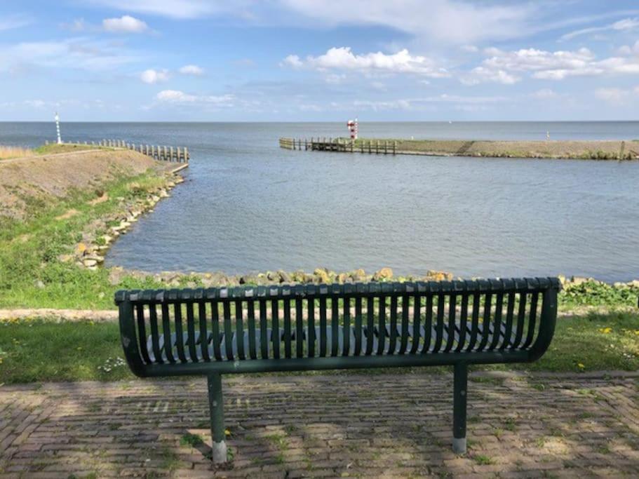 Vila Gezellige Pipo Met Grote Schommel Aan Het Water Medemblik Exteriér fotografie